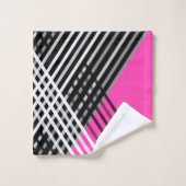 Black and white and gray intertwined stripes on a  (Gant de toilette)