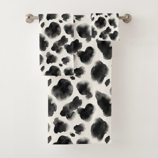 Black and White Cow Print Pattern Bad Handdoek (Insitu)