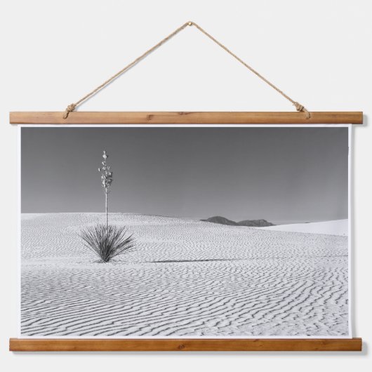 Black and White Desert Sand Dunes with Yucca Hangend Wandkleed (Voorkant)
