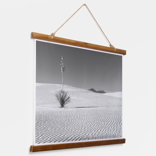 Black and White Desert Sand Dunes with Yucca Hangend Wandkleed (Gebogen)
