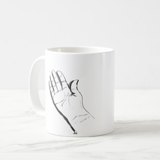 black and white hand on coffee mug (Devant gauche)