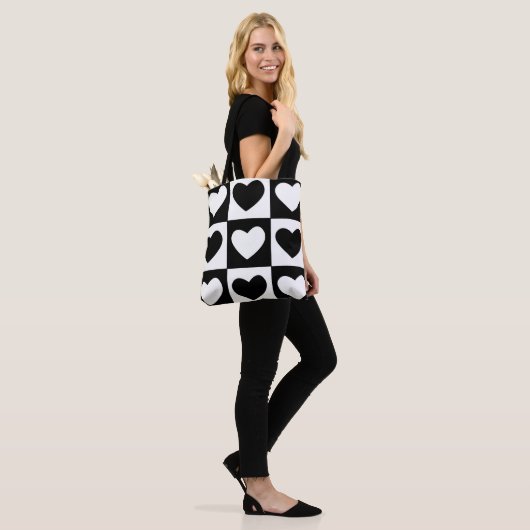 Black and White Hearts Valentijnsdag Pattern Draagtas (Op model)