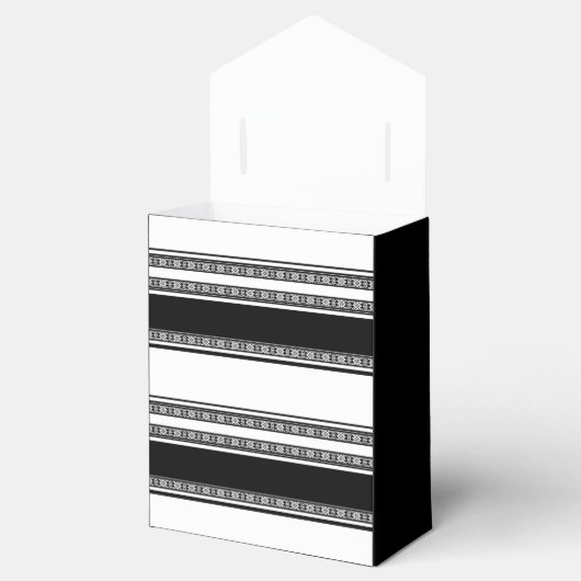 Black and white lace braid and horizontal stripes  bedankdoosjes (Geopend)
