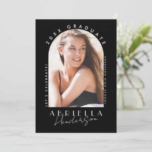 Black and White Modern Photo Graduation Invitation (Debout devant)