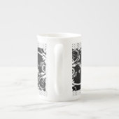 Black and White Swirl Flourish Grid Bone China Mok (Achterkant)