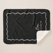 Black and White Wavy Border Monogrammed Sherpa Deken (Voorkant (horizontaal))