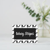 Black and White Wavy Stripe Pattern Visitekaartje (Staand voorkant)