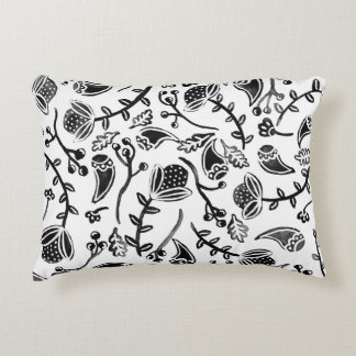 Black and White Woodland Floral Pattern Accent Kussen