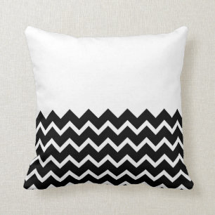 Black and White Zig Zag Pattern. Deel Plain. Kussen