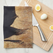 Black Angus Steer Grazing met zijn herd Theedoek (Quarter Fold)