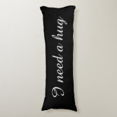 Black body pillow with custom text | I need a hug Lichaamskussen (Voorkant Verticaal)