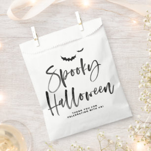Black Brush Lettering Spooky Halloween Bedankzakje