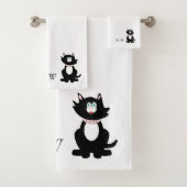 Black Cat Design Monogrammed Bad Handdoek (Insitu)