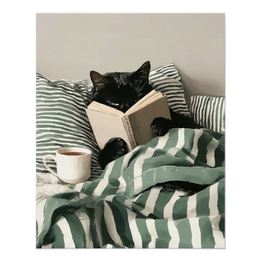 Black Cat reading book in bed Perfect Poster (Voorkant)