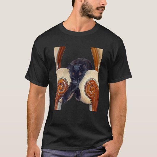 Black Cat Slouched between Wo Chairs Legs Crossed T-shirt (Voorkant)