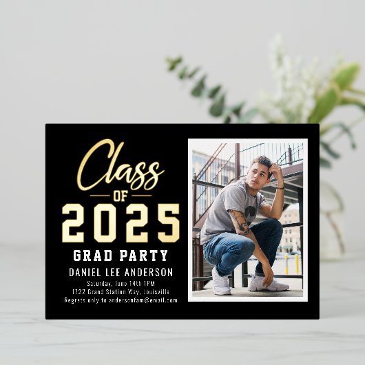 Black Class of 2025 Afstudeerfeest Folie Uitnodiging (Staand Voorkant)