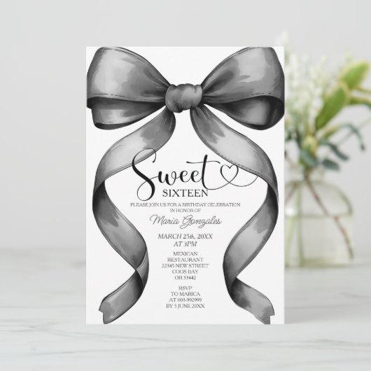 Black Coquette Bow 16th Birthday Invitation (Debout devant)