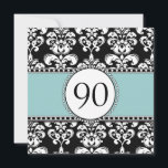 Black Damask 90th Birthday Invitations Blue<br><div class="desc">Invitations d'anniversaire personnalisables pour les Damas noirs et blancs. Customisez avec vos informations à l'aide des invites OU modifiez la couleur du ruban et ajoutez du texte en sélectionnant l'option "customiser" et en utilisant les menus d'édition. Modèle damas luxueux et design pour vos invitations spéciales d'anniversaire</div>