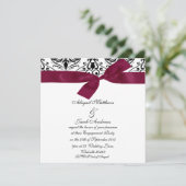 Black Damask and Burgundy Ribbon Verloving Invite Kaart (Staand voorkant)