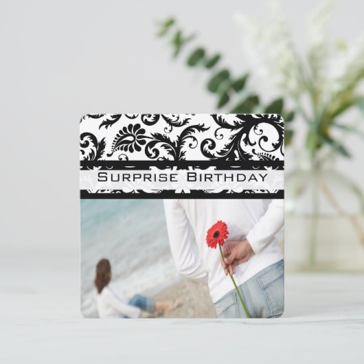 Black Damask Swirls Invitations Anniversaire (Debout devant)