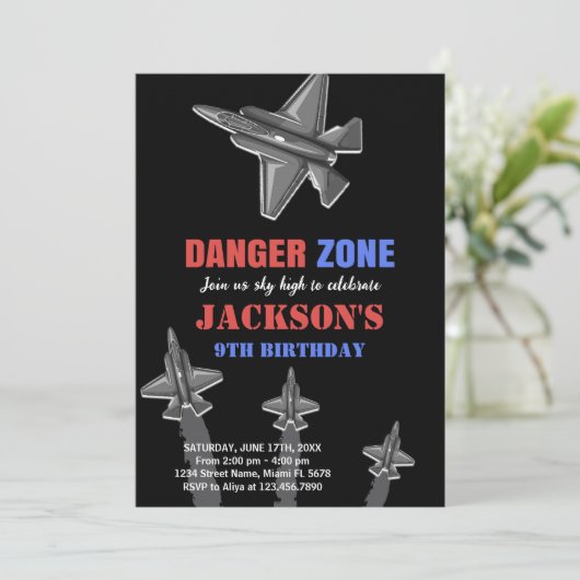 Black Danger Zone Fighter Jet Verjaardag Uitnodigi Kaart (Staand voorkant)