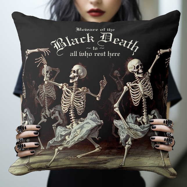 Black Death Dancing Skeletons Halloween Kussen (The Dancing Skeletons Throw Pillow. A piece of alternative gothic decor.)