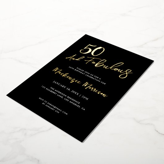 Black Fifty and Fabulous Script Birthday Folie Uitnodiging (Gedraaid)