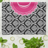 Black Floral Damask Pattern Hot Pink Monogram Theedoek (Gevouwen)
