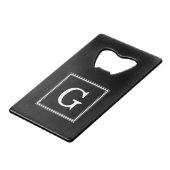 Black Framed Monogram Kredietkaart Flessenopener (Voorkant Gekanteld)