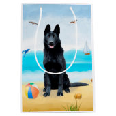 Black German Shepherd Dog on Beach Medium Cadeauzakje (Voorkant)