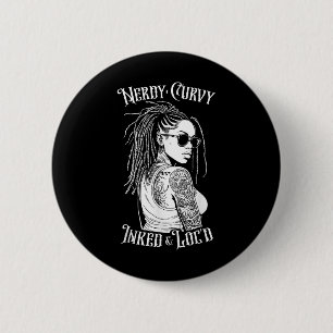 Black Girl Nerdy Curvy Inked en Loc’d Tattoo Woma Ronde Button 5,7 Cm