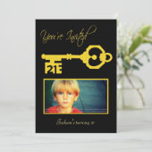 Black & Gold 21st Birthday Party Key Invitation (Debout devant)