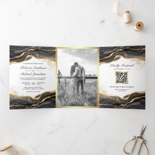 Black Gold Abstract Ink QR Code Weddenschap Drieluik Uitnodiging (Binnen)