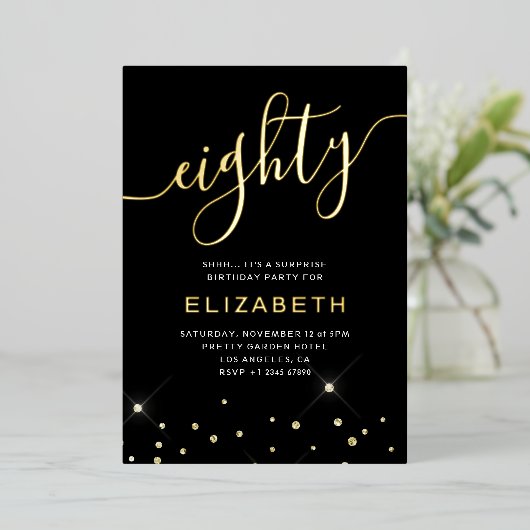 Black & Gold Glitter Script 80ste verjaardagsfeest Folie Uitnodiging (Staand Voorkant)