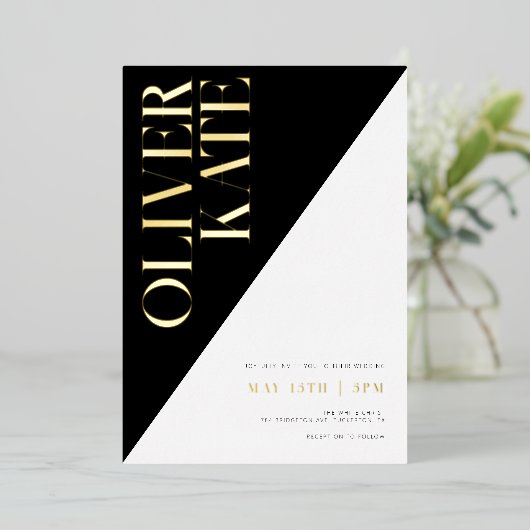 Black & Gold Modern Typography Wedding Folie Uitnodiging (Staand Voorkant)