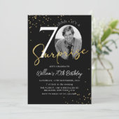 Black Gold Surprise 70e verjaardag foto uitnodigin Kaart (Staand voorkant)
