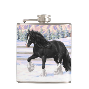 Black gypsy vanner Irish Cob Draft Horse in sneeuw Heupfles