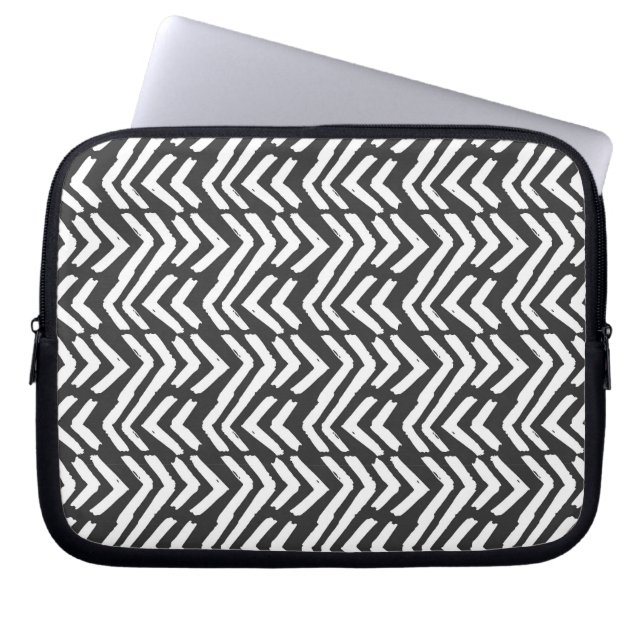 Black Hand Drawn Chevron Pattern Laptop Sleeve (Voorkant)
