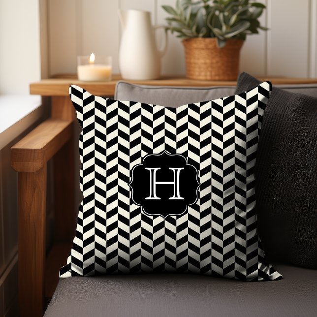 Black Herringbone Chevron Pattern met monogram Kussen (Personalize with your initial.)