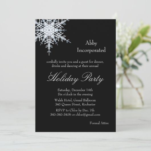Black Holiday Offset Snowflake Invitation (corp) (Debout devant)