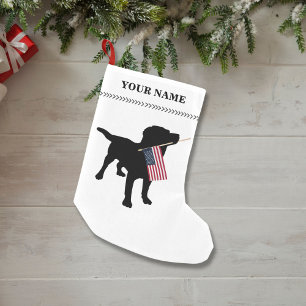 Black Lab Dog houdt Amerikaanse vlag Kerstmis Kleine Kerstsok