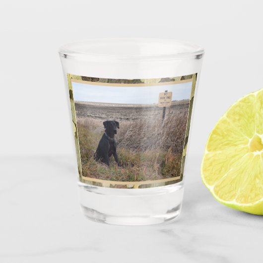 Black Lab Hunting Dog met Camo Trim Shot Glas (Voorkant)