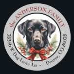 Black Labrador Retriers Christmas Retours Adresse<br><div class="desc">Un beau portrait d'un chien de Labrador Retriever noir qui surplombe une touffe de pin, une baie rouge et une demi-couronne d'arc rouge est au centre de cet autocollant d'adresse de retour. L'image est placée sur un arrière - plan blanc et encadrée en gris argenté. Le texte en rouge et...</div>