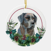 Black Labrador Retriever Evergreen Berry Wreath Keramisch Ornament (Voorkant)