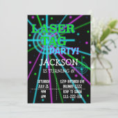 Black Laser Label Verjaardagsuitnodiging Kaart (Staand voorkant)