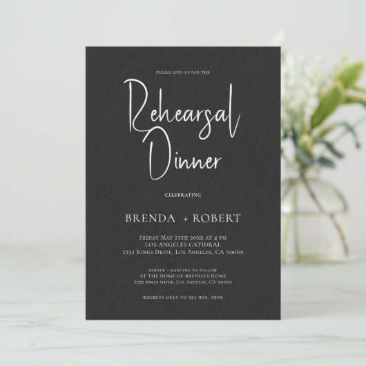Black linen Simple White Script Rehearsal Dinner Kaart (Staand voorkant)