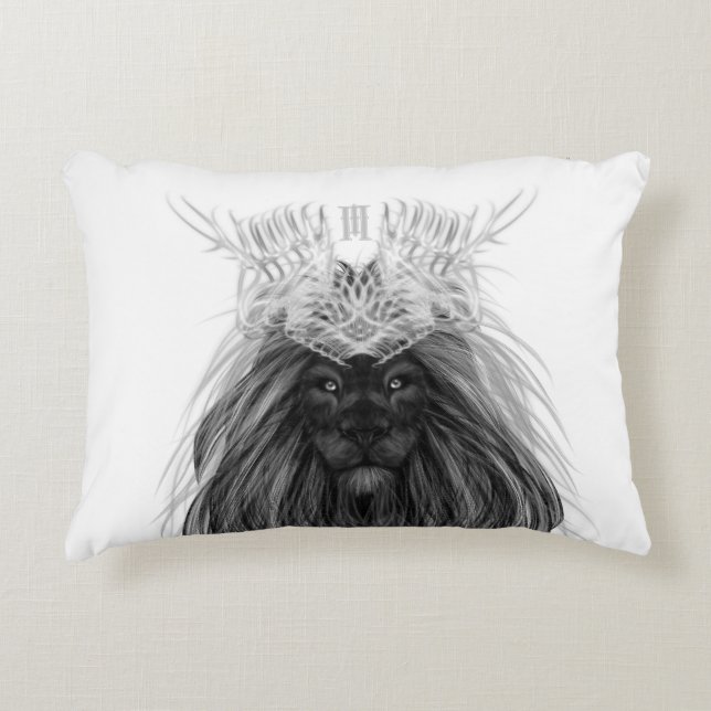 Black Lion met Antlers Crown en Monogram Accent Kussen (Voorkant)