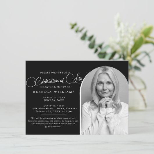 Black Minimal Celebration of Life Invitations (Debout devant)