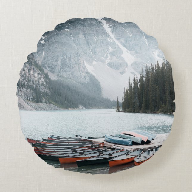 BLACK MOUNTAIN COVERED WITH SNOW UNDER GREY SKY ROND KUSSEN (Voorkant)