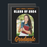 Black Orange 2024 Graduation Photo Arch Magnet<br><div class="desc">Cet aimant moderne orange et noir personnalisé pour faire-part de deuxième cycle photo avec votre nom de lycée ou de collège pour la classe de 2024. Customisez avec votre nom sous l'écriture manuscrite chic et audacieuse et le casquette noir pour une grande carte magnétique de graduation personnalisée.</div>